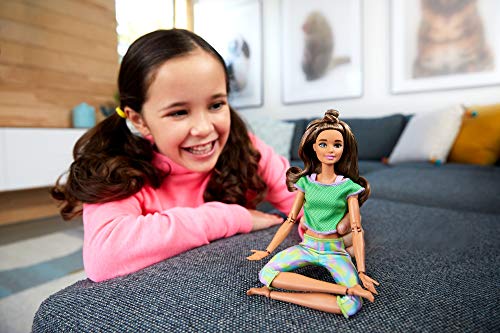 Barbie - Bambola Castana Snodata con 22 Articolazioni Flessibili e Abbigliamento Sportivo, Giocattolo per Bambini 3+ Anni, GXF05