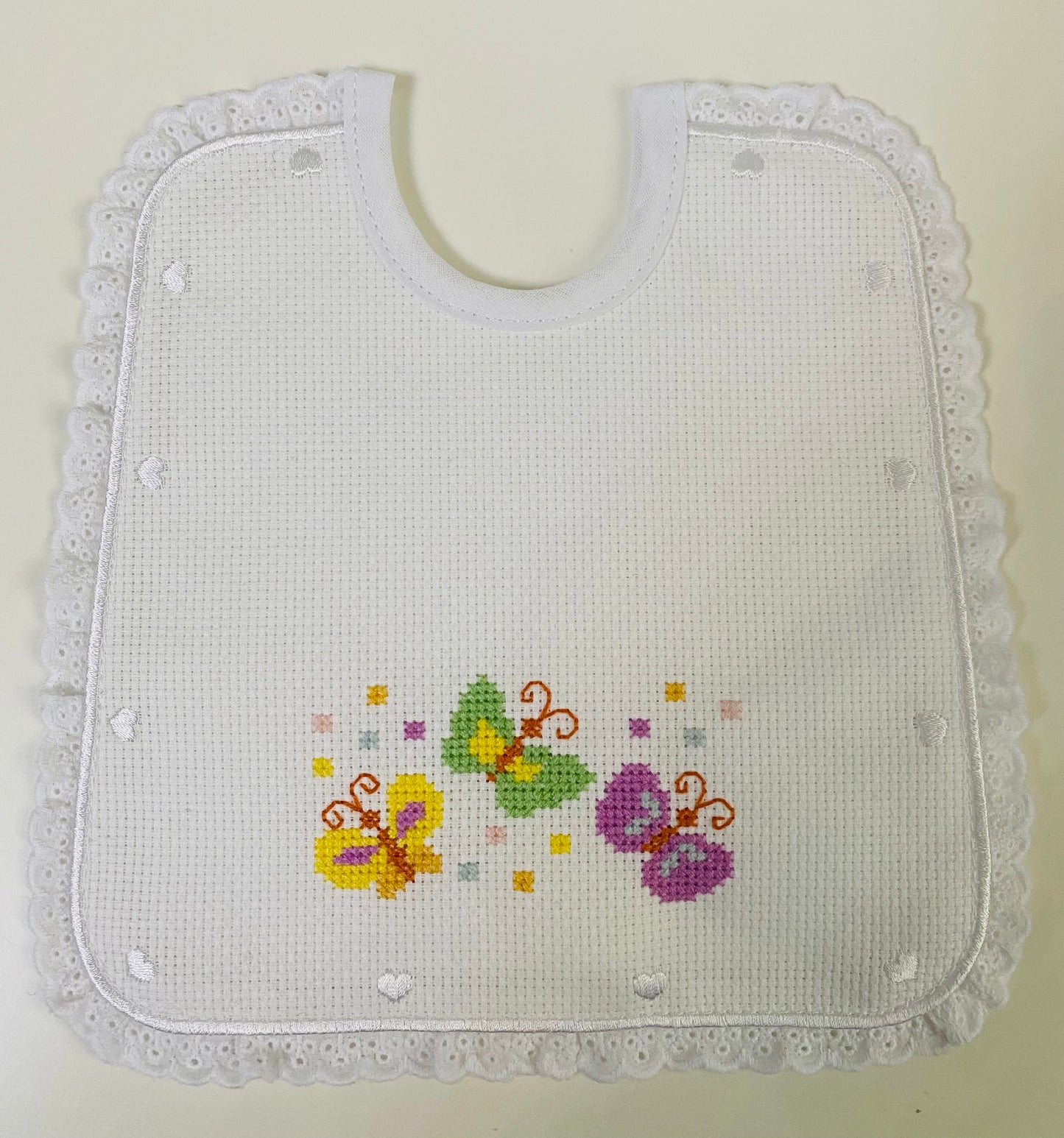 BAVETTA IN TELA AIDA CON CUORICINI. FARFALLINE RICAMATE A MANO