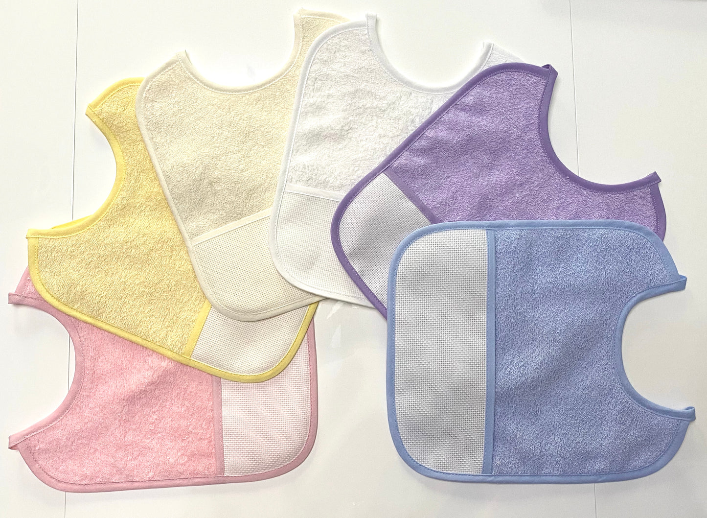 DA RICAMARE. CONFEZIONE N.6 BAVETTE IN SPUGNA COLORATA CON INSERTO IN TELA AIDA - Eccomi OnLine