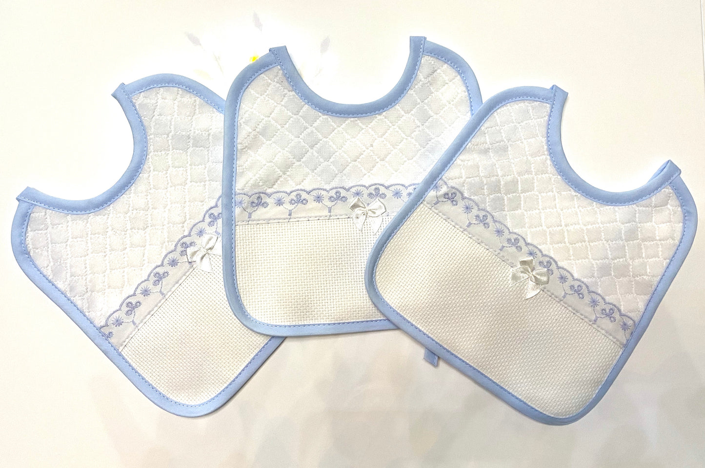 DA RICAMARE. CONFEZIONE N.3 BAVETTE AZZURRE IN SPUGNA BIANCA CON INSERTO IN TELA AIDA - Eccomi OnLine