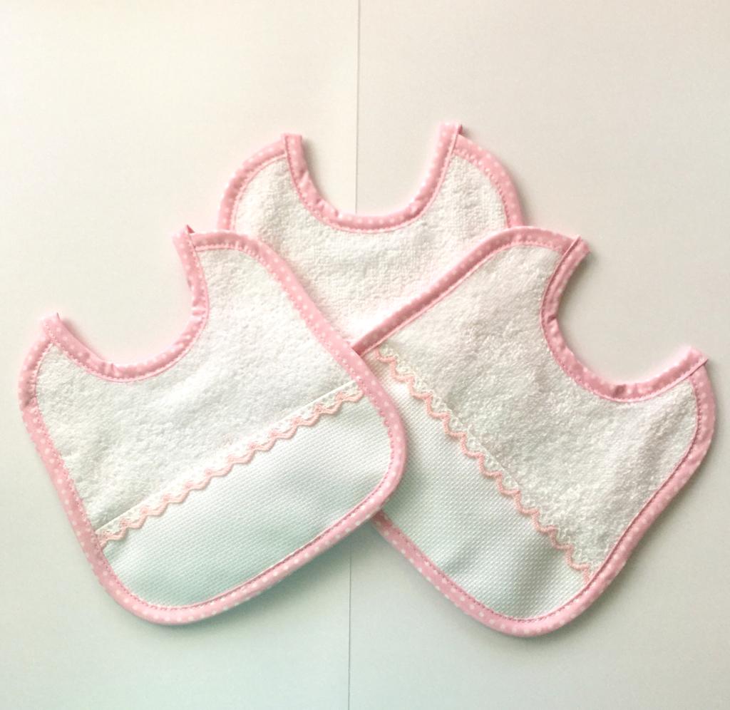 DA RICAMARE. CONFEZIONE N.3 BAVETTE ROSA IN SPUGNA BIANCA E PIZZO CON INSERTO IN TELA AIDA - Eccomi OnLine