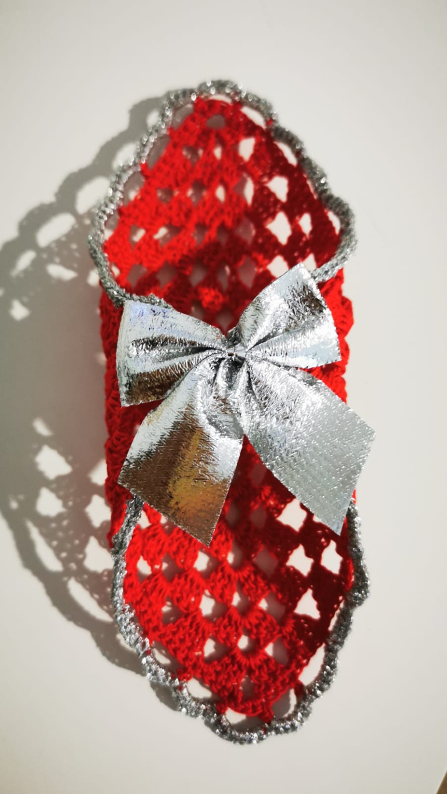 PORTATOVAGLIOLI ROSSI ALL'UNCINETTO CON BORDURA IN LUREX ARGENTO E FIOCCO ARGENTO 6Pz - Eccomi OnLine