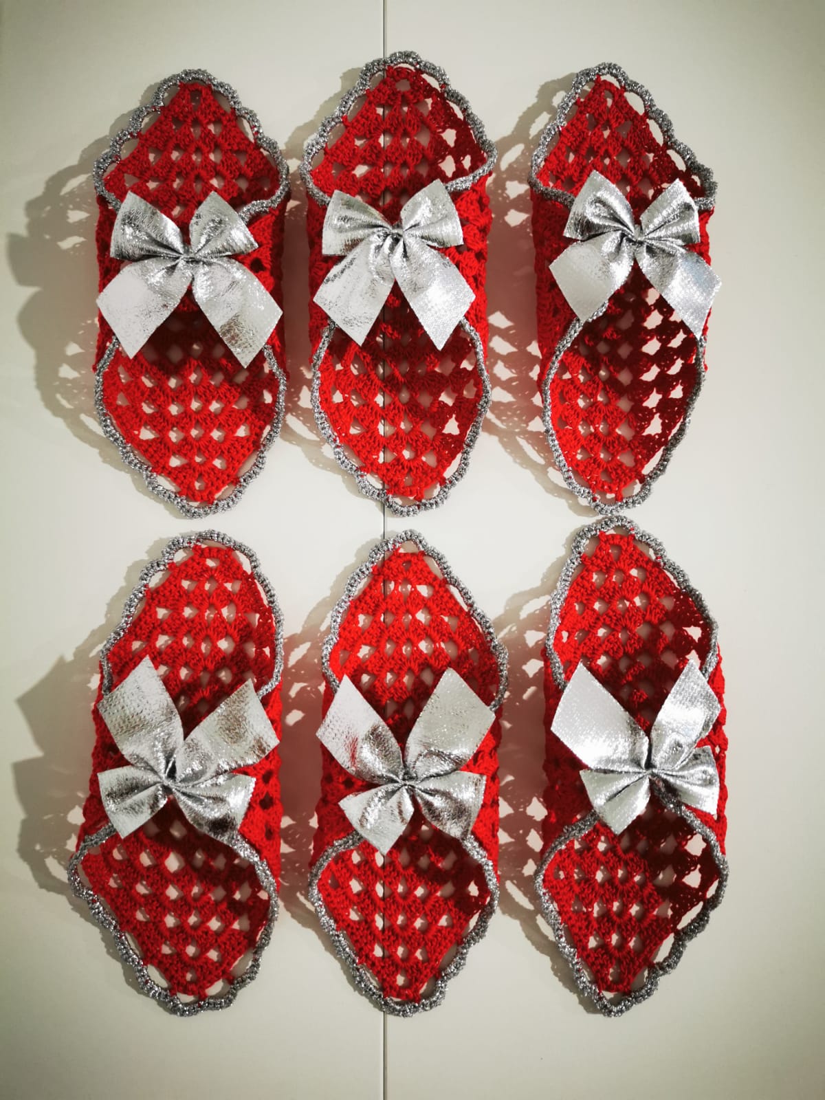 PORTATOVAGLIOLI ROSSI ALL'UNCINETTO CON BORDURA IN LUREX ARGENTO E FIOCCO ARGENTO 6Pz - Eccomi OnLine