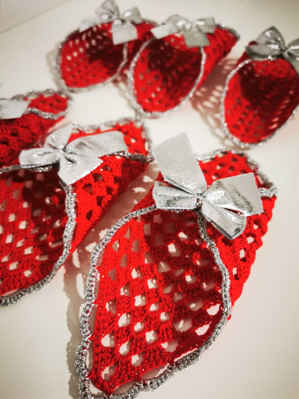 PORTATOVAGLIOLI ROSSI ALL'UNCINETTO CON BORDURA IN LUREX ARGENTO E FIOCCO ARGENTO 6Pz - Eccomi OnLine