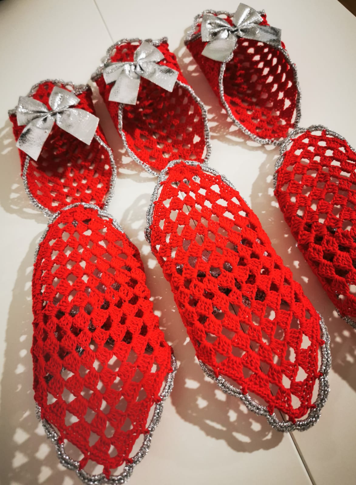 PORTATOVAGLIOLI ROSSI ALL'UNCINETTO CON BORDURA IN LUREX ARGENTO E FIOCCO ARGENTO 6Pz - Eccomi OnLine