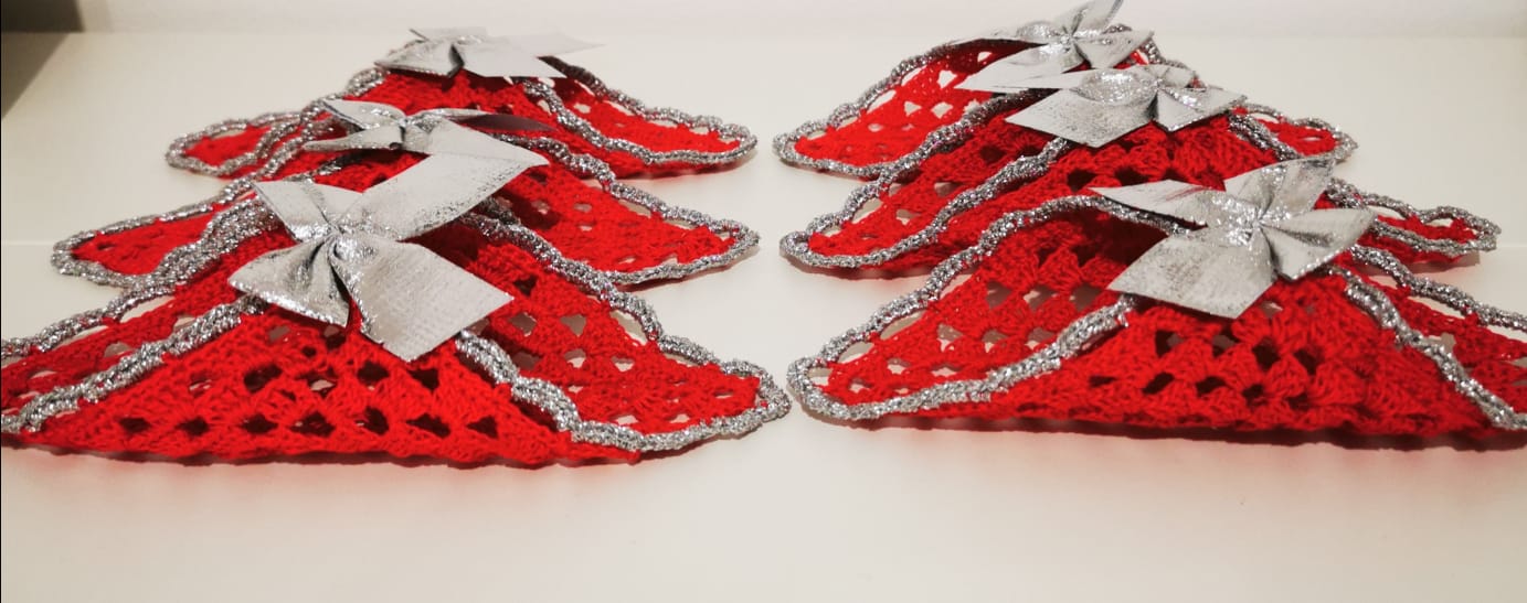 PORTATOVAGLIOLI ROSSI ALL'UNCINETTO CON BORDURA IN LUREX ARGENTO E FIOCCO ARGENTO 6Pz - Eccomi OnLine