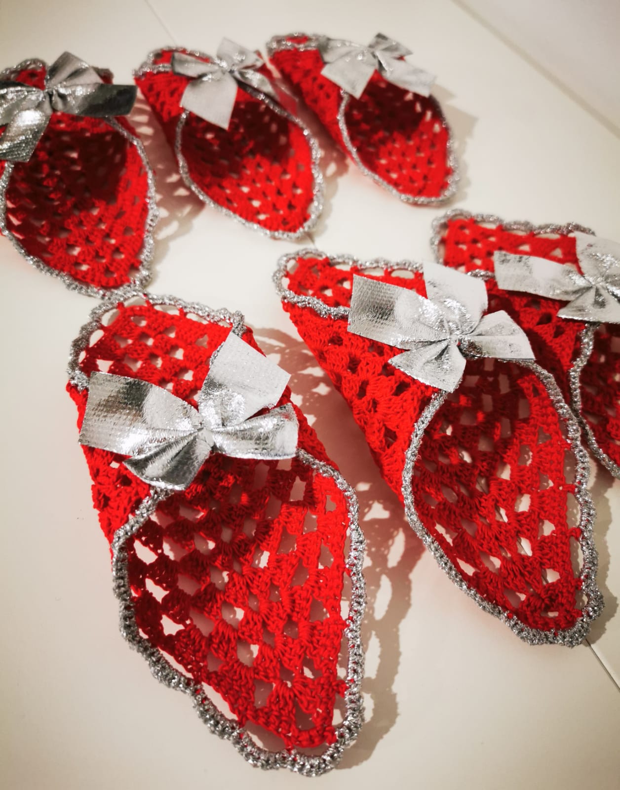 PORTATOVAGLIOLI ROSSI ALL'UNCINETTO CON BORDURA IN LUREX ARGENTO E FIOCCO ARGENTO 6Pz - Eccomi OnLine