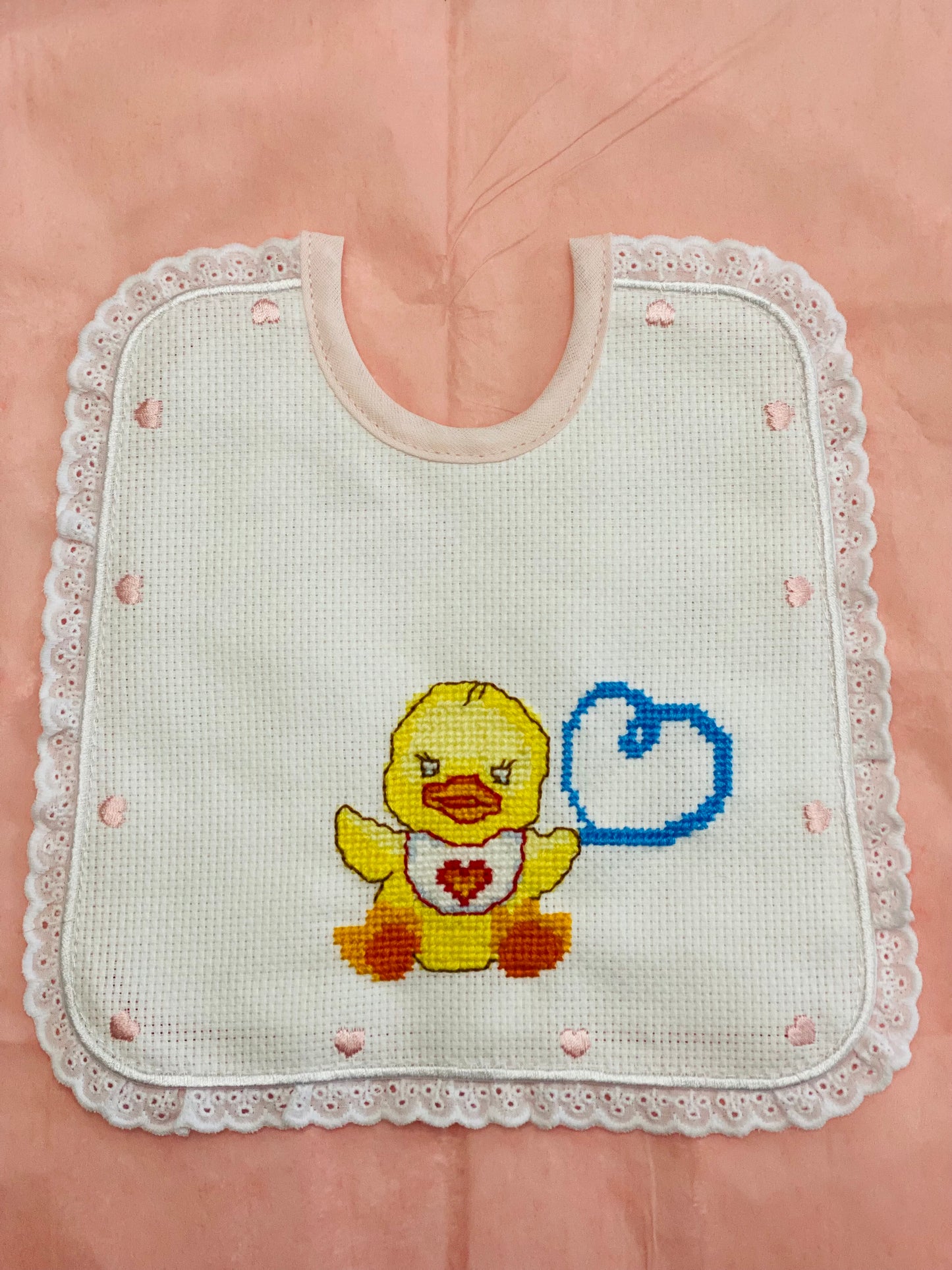 BAVETTA IN TELA AIDA CON CUORICINI. PULCINO RICAMATO A MANO