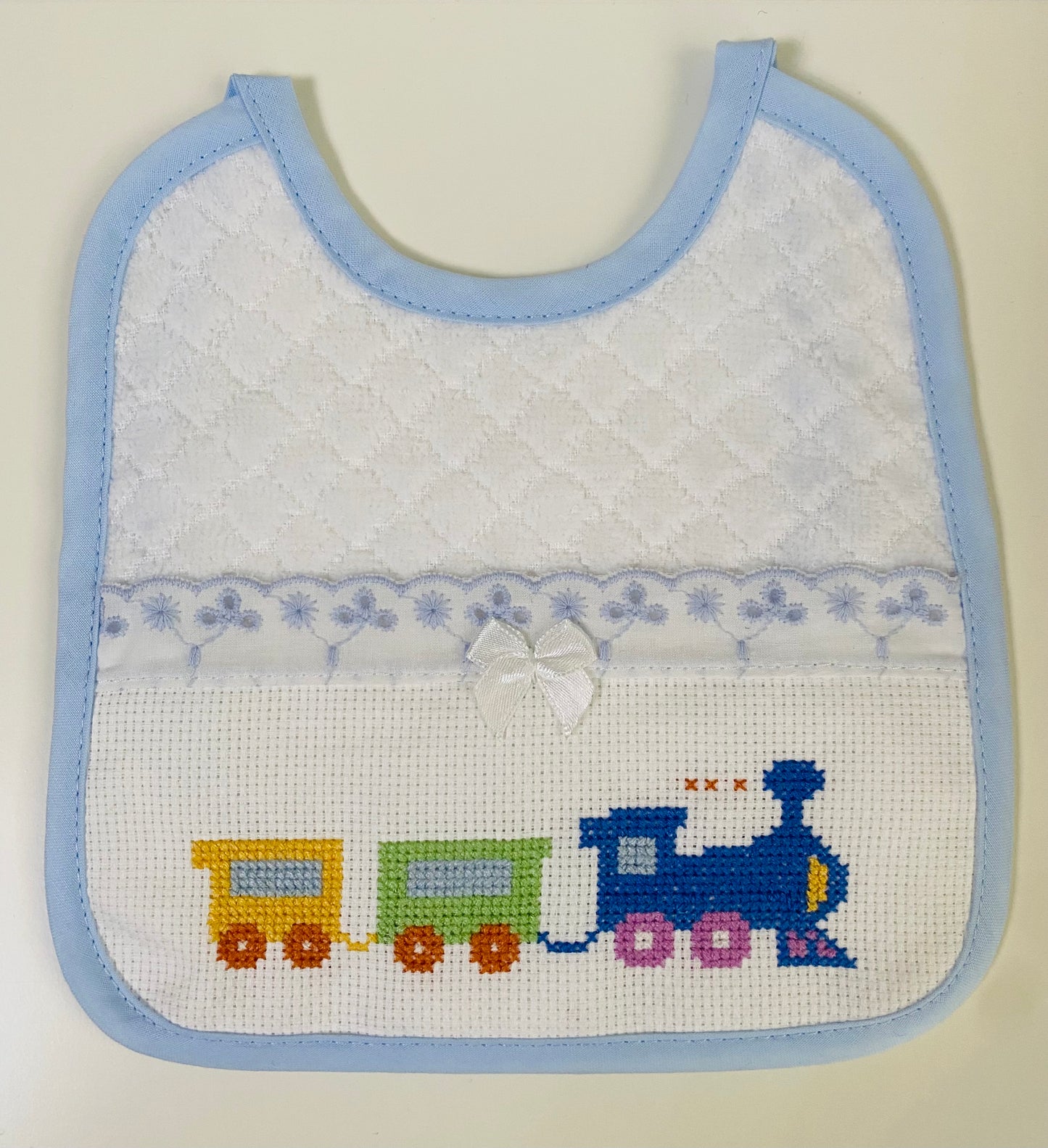 BAVETTA AZZURRA IN SPUGNA BIANCA CON TRENINO RICAMATO A MANO