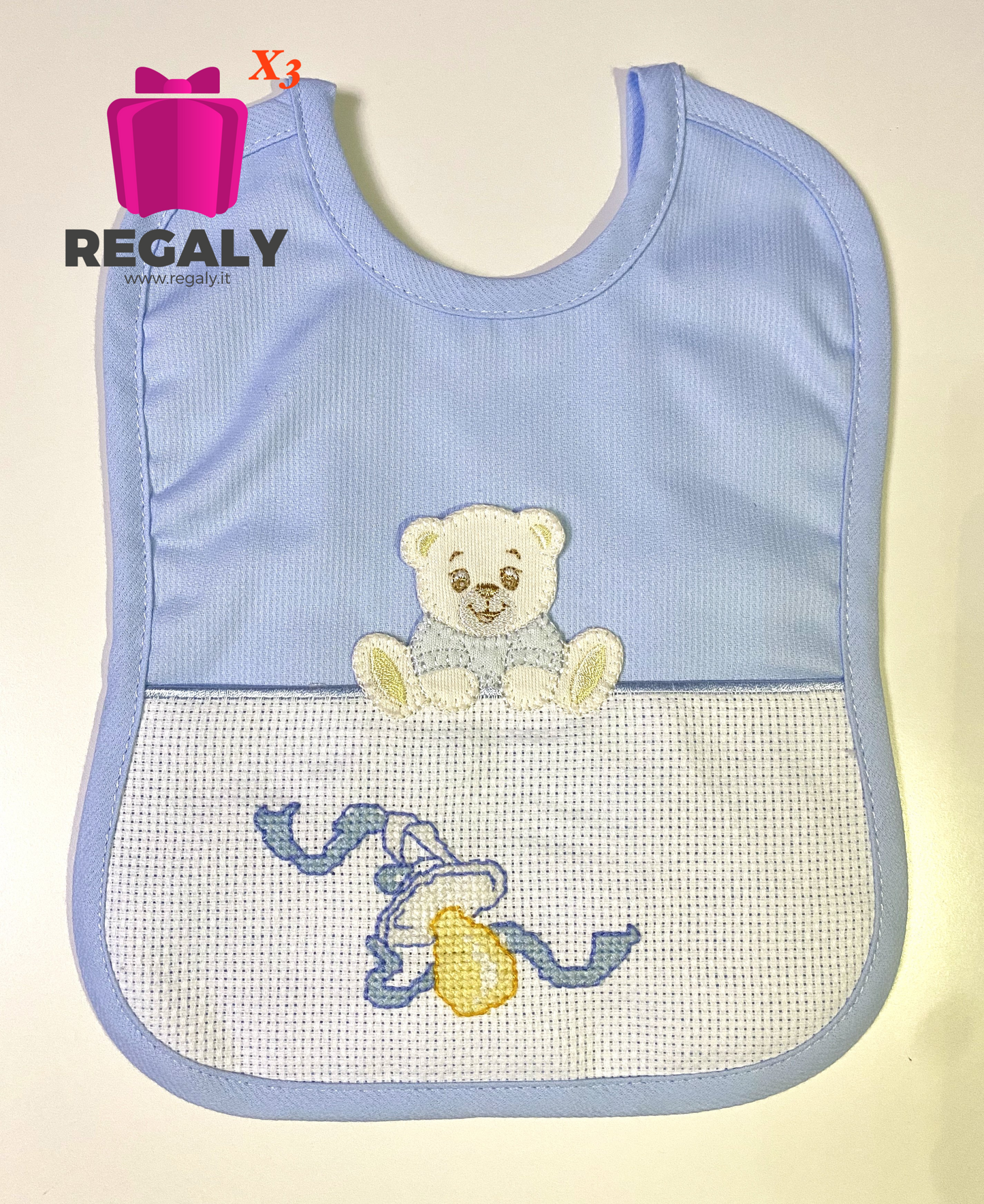 BAVETTA IN PIQUET MILLERIGHE CON ORSETTO E TELA AIDA. SUCCHIETTO RICAMATO A MANO - Eccomi OnLine