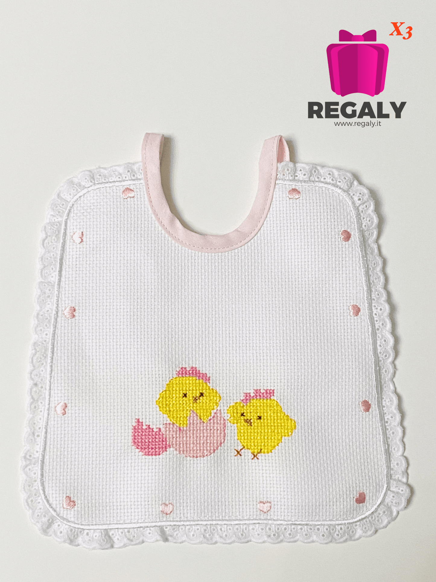 BAVETTA IN TELA AIDA CON CUORICINI. PULCINI RICAMATI A MANO - Eccomi OnLine